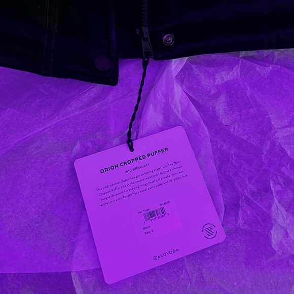 ALO CROPPED PUFFER - Picture 4 of 8